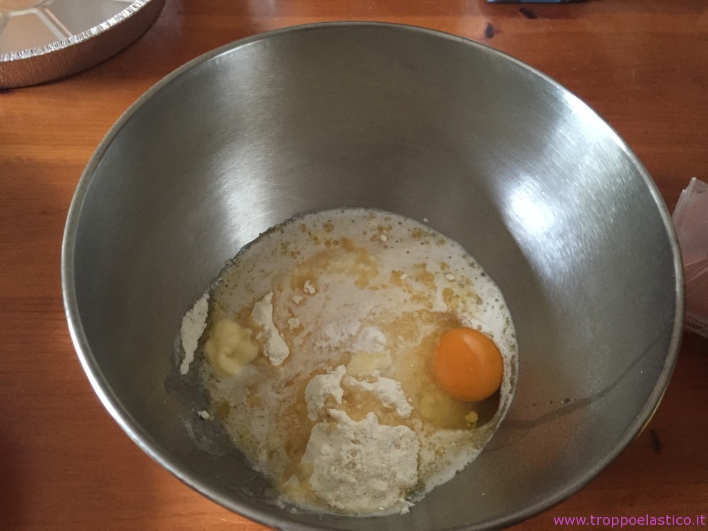 Prepariamo la pasta frolla, tutti gli ingredienti per la pasta in una planetaria (o un contenitore capiente).  Se si impasta a mano, il burro dovrà essere a temperatura ambiente, quindi morbido. Se si utilizza una planetaria si può utilizzare anche il burro fuso