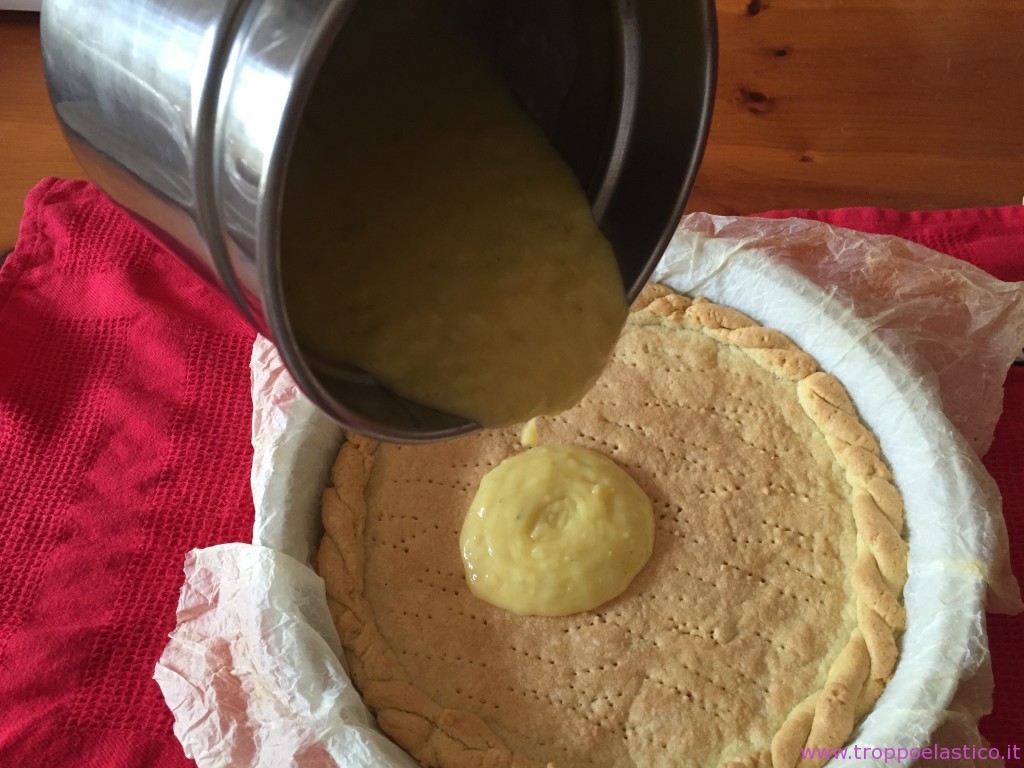 Nel frattempo la base per la crostata sarà cotta. Versare sulla crostata la crema di limone (che avrete fatto intiepidire)