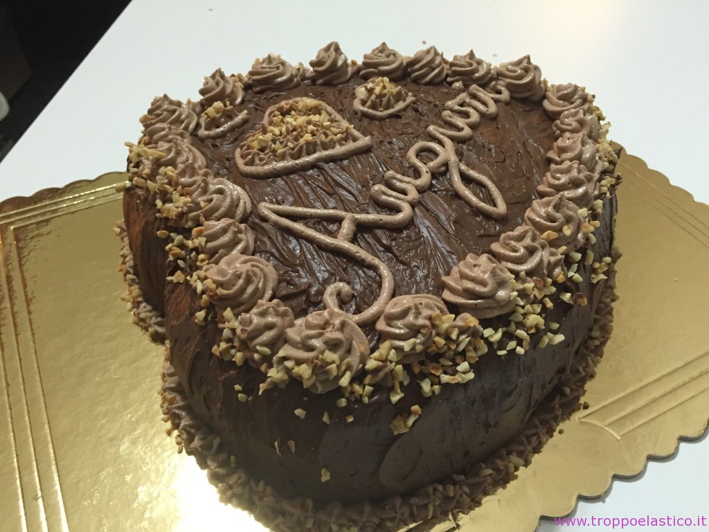 decorare a piacere la torta al cioccolato 