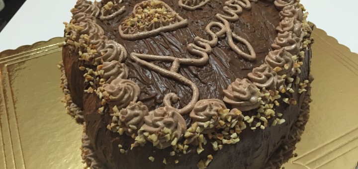 decorare a piacere la torta al cioccolato