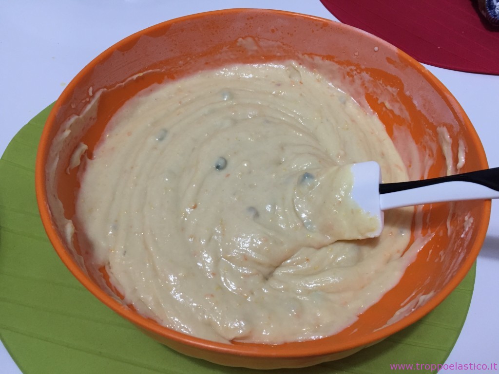 lavorare delicatamente a mano con un cucchiaio o una spatola da cucina