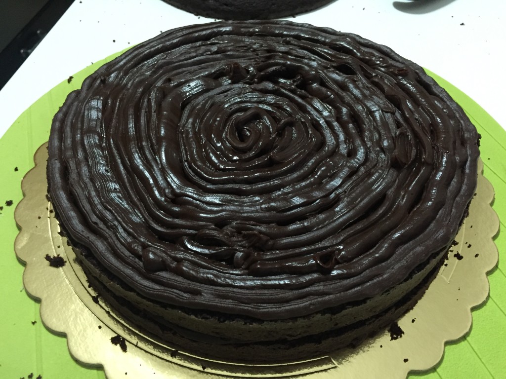 versare la crema sulla base di torta al cioccolato